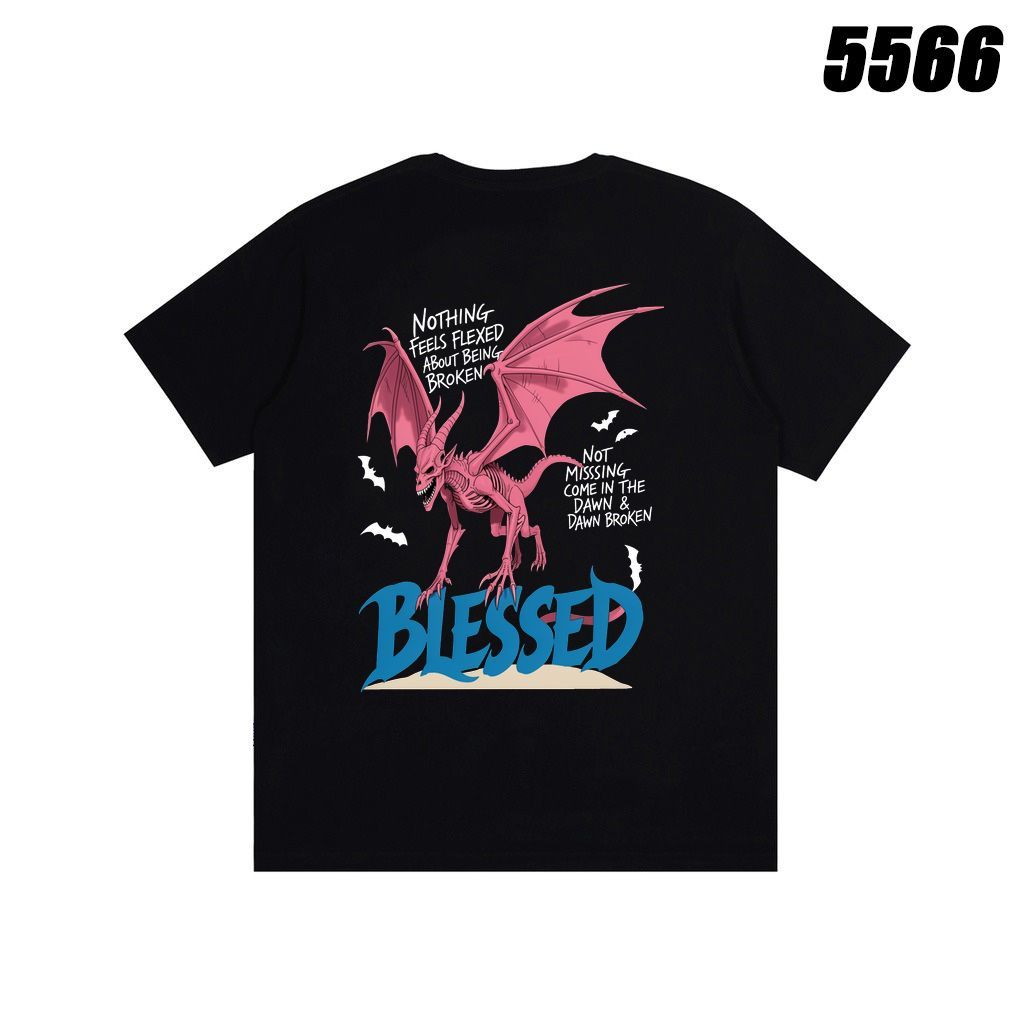 เสื้อยืดสีดําพิมพ์ลายมังกรสีชมพู & BLESSED