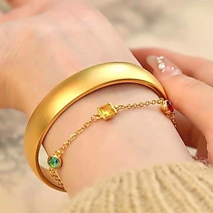 ใบหน้าวิธีโบราณสร้อยข้อมือทรายทองแหวนยางฝ้ากว้าง