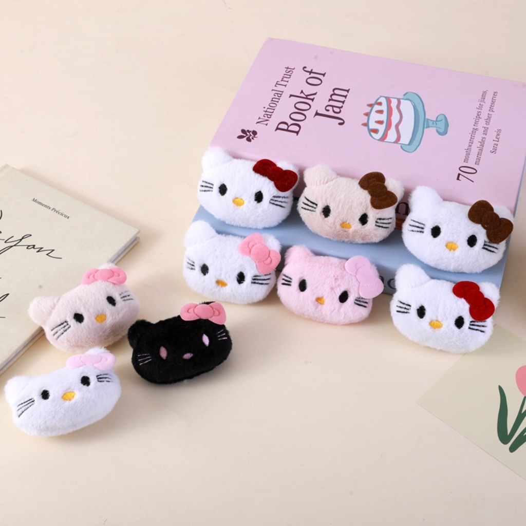 น่ารักการ์ตูน KT ตุ๊กตาลูกแมวหัวตุ๊กตาลูกแมวเข็มกลัดผ้าพันคอถุงเท้ารองเท้าแตะหมวกเสื้อผ้าอุปกรณ์เสริม WO