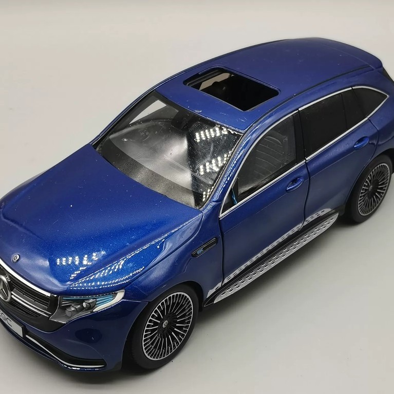 [คลังสินค้าพร้อม ถ้าคุณมีคําถามใด ๆ ติดต่อ] Benz EQC400 รุ่นรถโรงงานเดิม 1/18 สีฟ้า