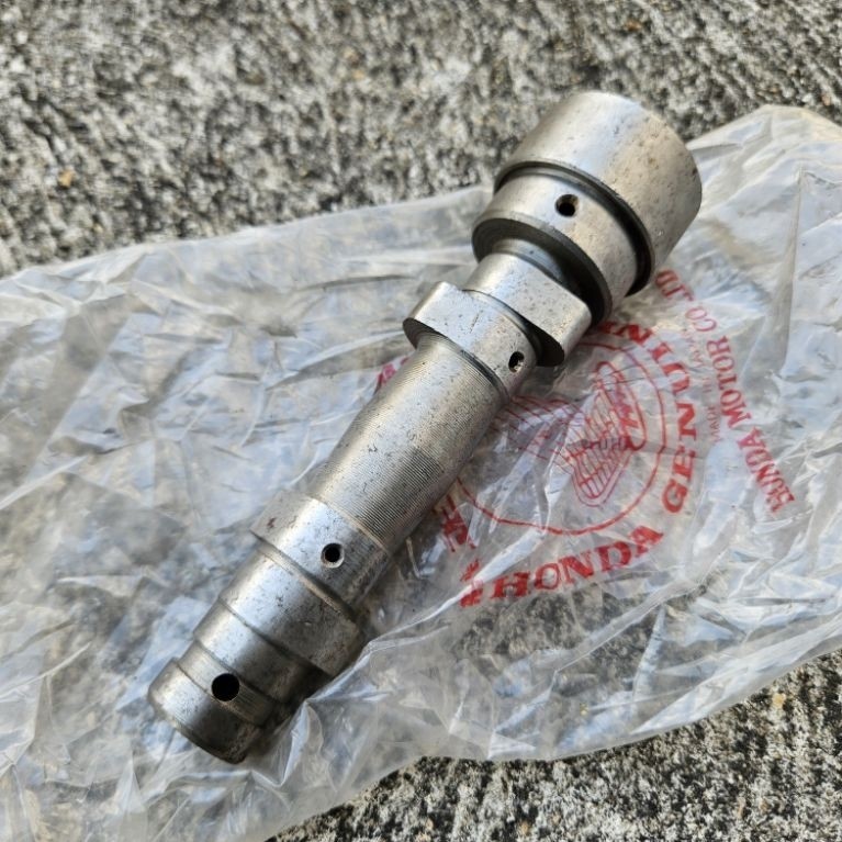 แกนราวลิ้น แคมชาร์ฟ Camshaft แท้ใหม่ ญี่ปุ่น Honda สองสูบ 125  CD125 SS125 CD125E