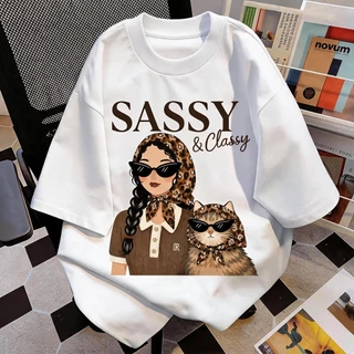 TEE·SHOP🍀เสื้อยืด oversize เสื้อเท่ๆ เกาหลี " ‘Sassy & Classy’ Girl & Cat " ไม่หดตัว พิมพ์ลาย ผ้านิ่มใส่สบาย COD 📦
