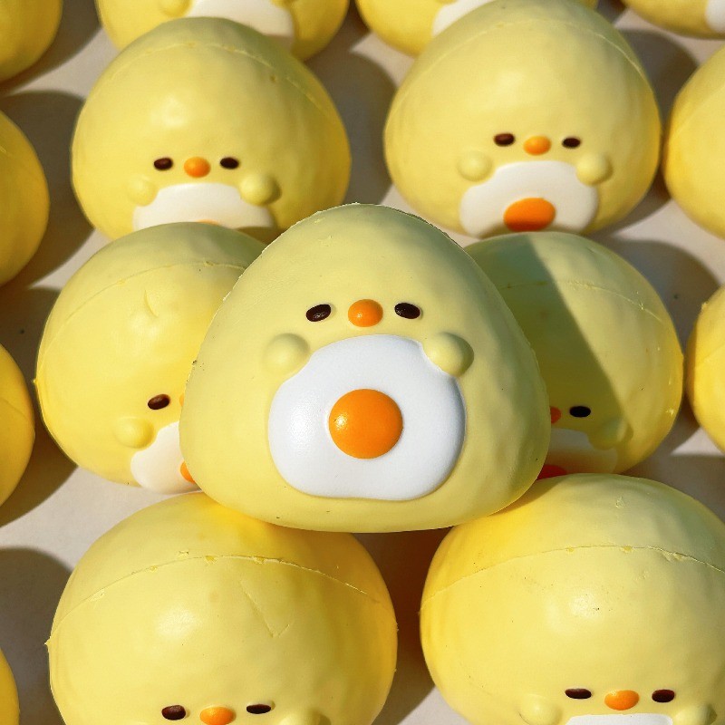 ของเล่นดันดึงรูปไก่, ตุ๊กตาผ้ากํามะหยี่ผ่อนคลายเด้งช้า, สีเหลืองอ่อนพร้อมการแต่งกลิ่นสีแดง, พื้นผิวนุ่ม, ของขวัญสนุก