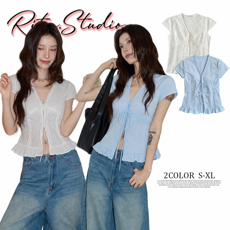 Rita พร้อมส่ง🍒เสื้อเบลาส์แขนสั้นผูกโบว์หน้า ดีเทลลูกไม้สุดคิวท์ แฟชั่นสาวเกาหลี แมทช์ง่าย ลุคคาเฟ่ชิลๆ S-XL