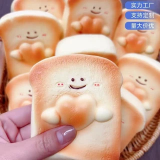 สกุชชี่ขนมปังเนื้อเปียกเนื้อนุ่ม ทรงหมี เพิ่มขึ้นช้า. เหมาะสําหรับการถ่ายภาพและของขวัญ