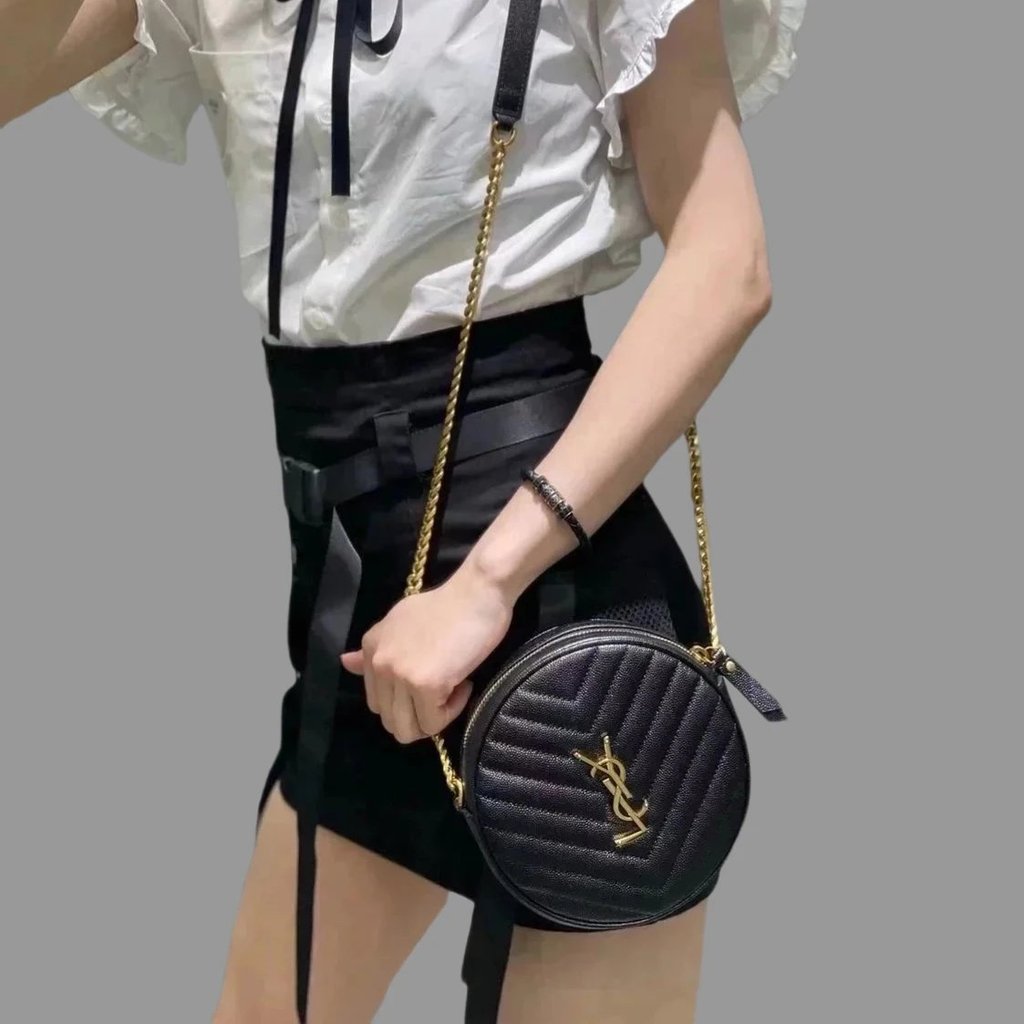Yves Saint Laurent กระเป๋าที่เลือก YLS ฤดูร้อนสไตล์ใหม่กระเป๋าหญิง Vinyle Series กระเป๋ากลมเล็ก V รู