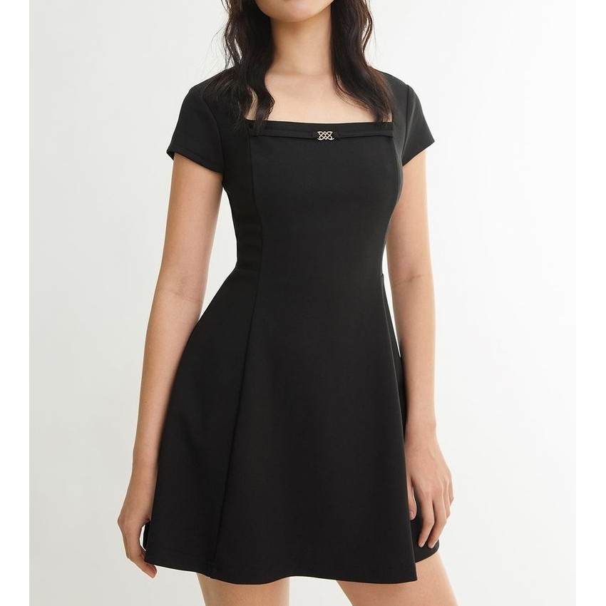 [Pomelo] เดรสสั้นทรงเข้ารูปคอเหลี่ยม / Square Neck Fit Flare Mini Dress