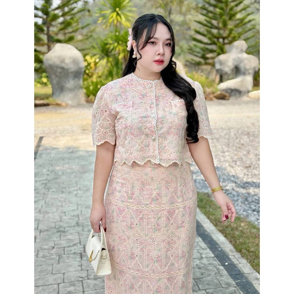 ชุดเซ็ทสาวอวบ 3XL-8XL  เสื้อทรงสั้น กระดุมผ่าหน้า มาพร้อมกระโปรง สวยสุภาพเรียบร้อย อก 42-52นิ้ว(725)