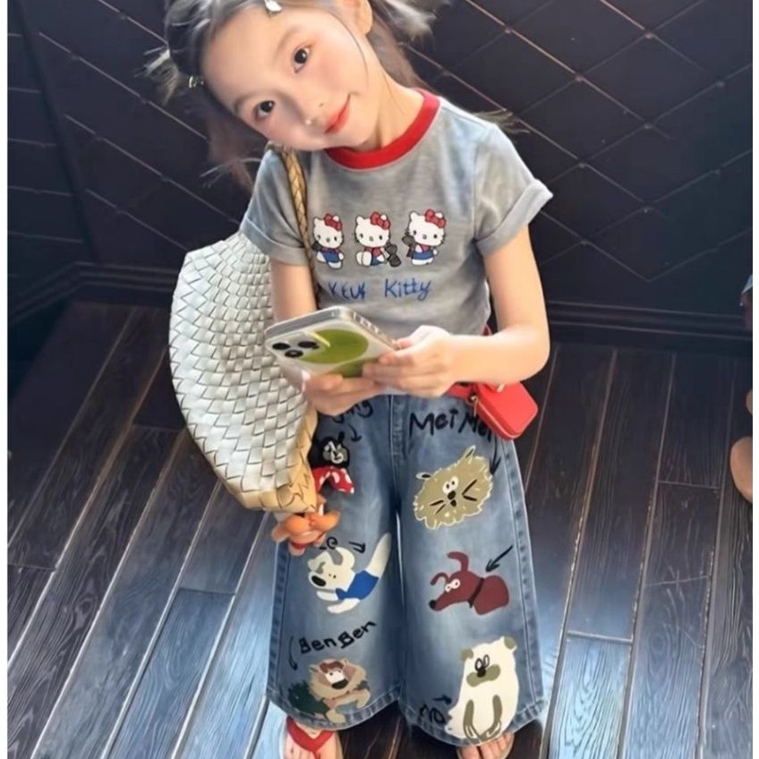 [Namsaii kids] E-006🔥พร้อมส่ง🔥ชุดเซท2ชิ้น ชุดเด็กผู้หญิง เสื้อยืดสีเทาคอแดง + กางเกงยีนส์ขากว้างลายการ์ตูน สไตล์เกาหลี