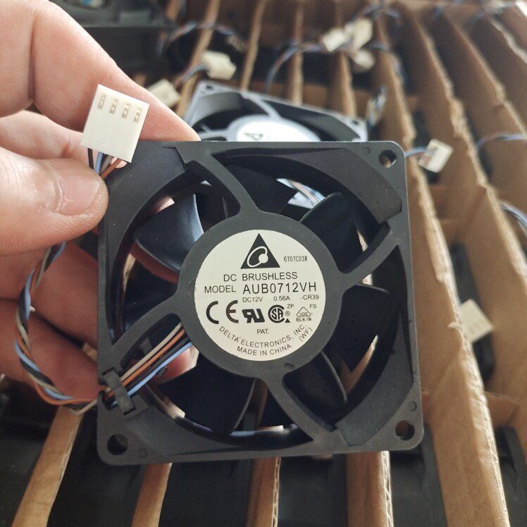 DELTA DELTA ควบคุมอุณหภูมิ PWM 4 สาย AUB0712VH 12V 0.56A 7CM 7025 พัดลมระบายความร้อน