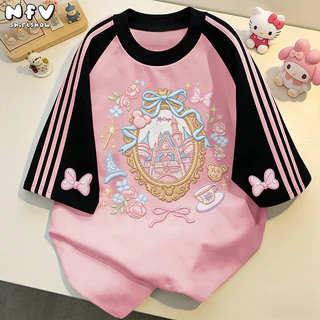 【จัดส่งตลอด 24 ชั่วโมง】NFV แฟชั่นเกาหลี🎀ระบายอากาศ เสื้อยืดแขนสั้นคอกลม อ่อนนุ่ม ลายพิมพ์โบว์ ทรงหลวม ใส่สบาย YG1243