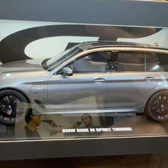 GT Spirit 1/18 GTS BMW BMW 530E XDRIVE Grey GT485 ไร้ที่ติใหม่เอี่ยม จัดส่งฟรีเสียหาย Self-Care