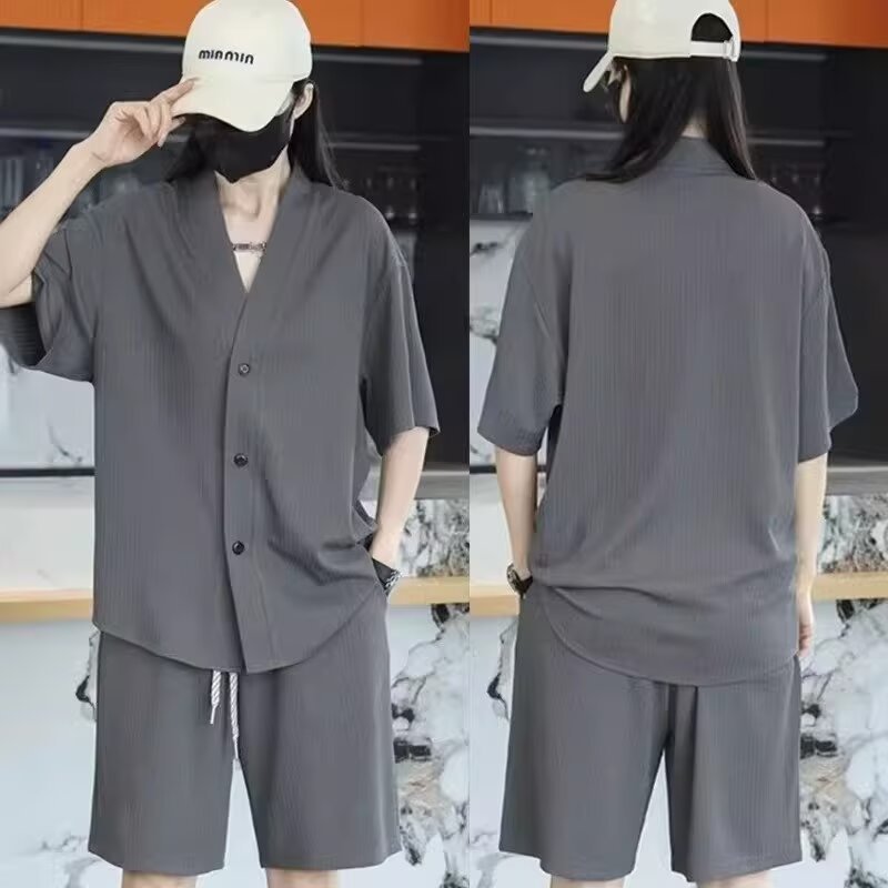 ฤดูใบไม้ผลิฤดูร้อนแสงระบายอากาศผ้าไหมน้ําแข็งชุดลําลองผู้ชายถนนสวมปักเป้าหล่อคอวีแขนสั้นกางเกงตรงกีฬา