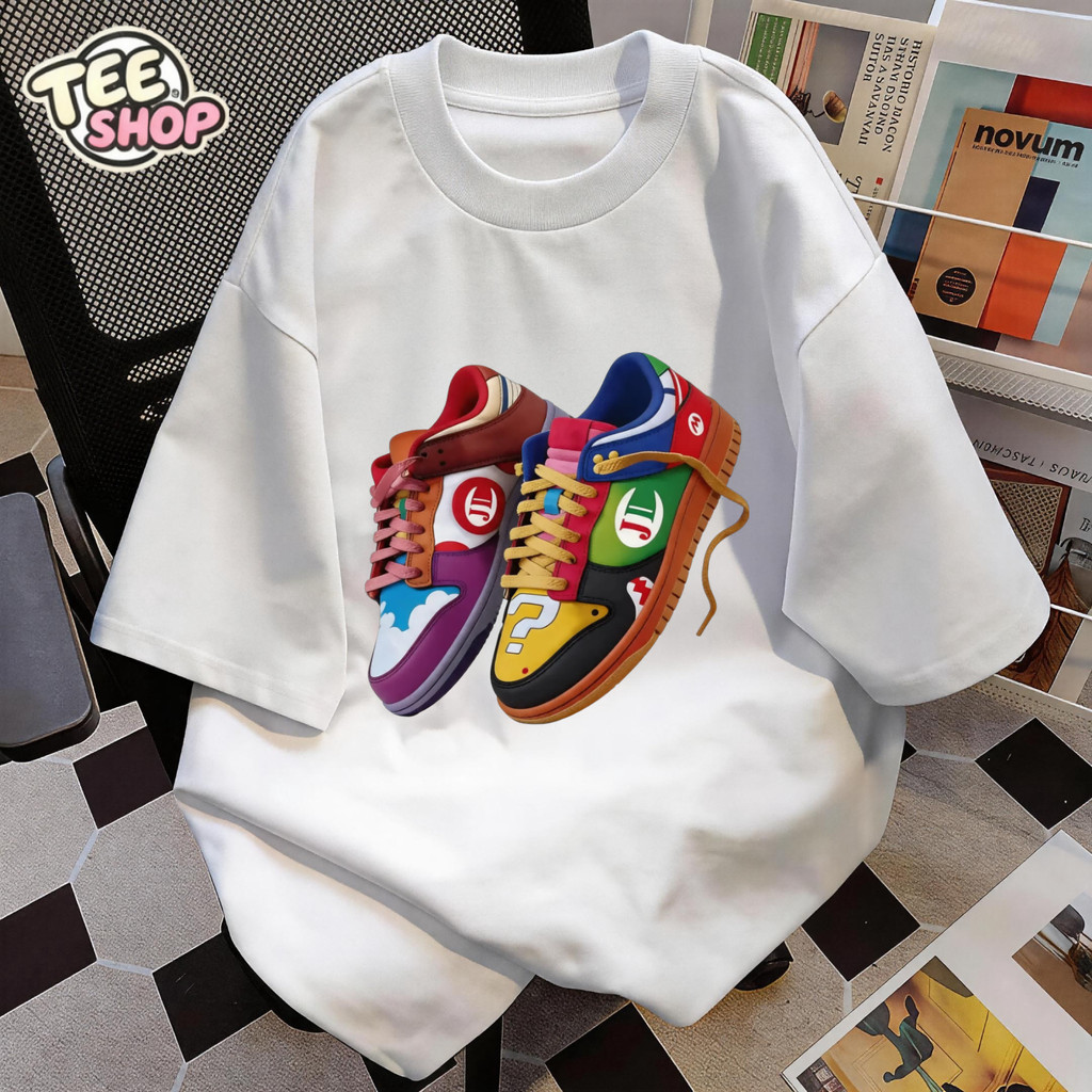TEE·SHOP oversize เสื้อคอกลม เสื้อยืดฟุตบอลคลาสสิก ปี1986 " รองเท้าผ้าใบสีสัน" ไม่หดตัว พิมพ์ลาย ผ้านิ่มใส่สบาย COD