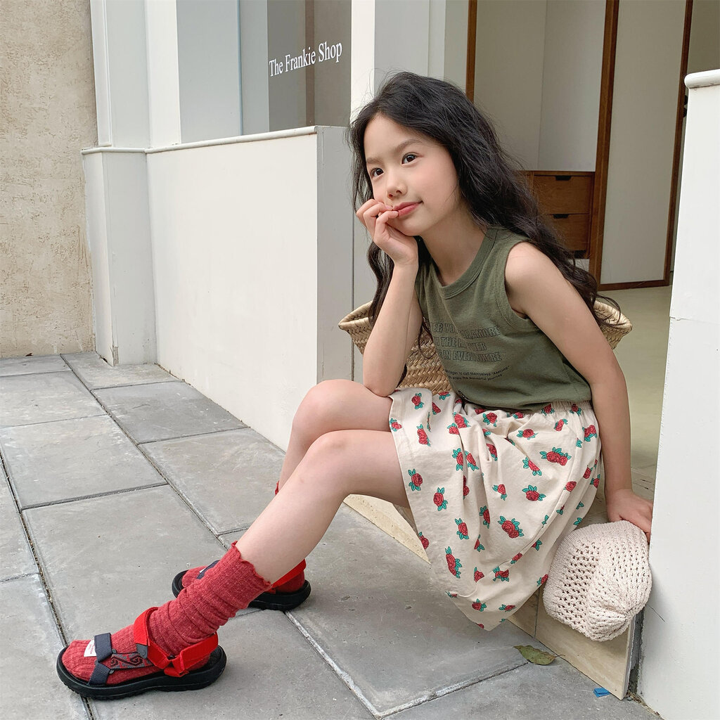 LLB-108 Rose Print Skirt กระโปรงเด็กผู้หญิงลายกุหลาบสไตล์วินเทจ ดีไซน์เรียบง่ายแต่โดดเด่นด้วยลายดอกกุหลาบสีแดงตัดกับพ...
