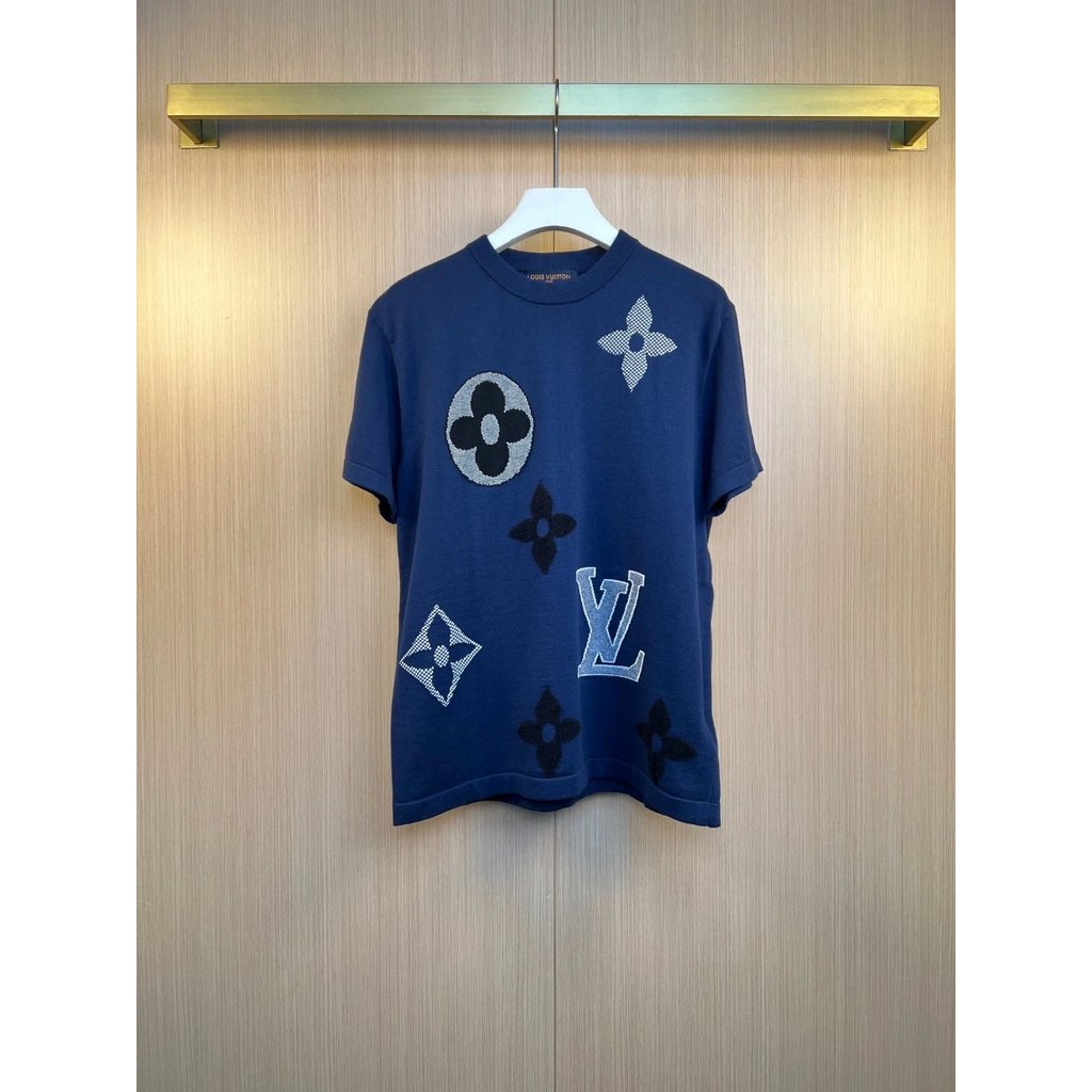 V Four-Leaf Clover Letter ฝังดอกไม้โลโก้ Casual แฟชั่น All-Match รอบคอนุ่มสบายผิวแขนสั้นถักเสื้อยืด 
