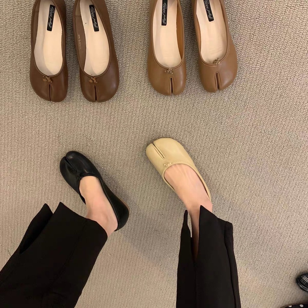 Flat Peas Pig Feet Shoes รองเท้าผู้หญิง 2026 Split Toe Thumb Pig Hoof Boat Shoes รองเท้าตักสีแดง