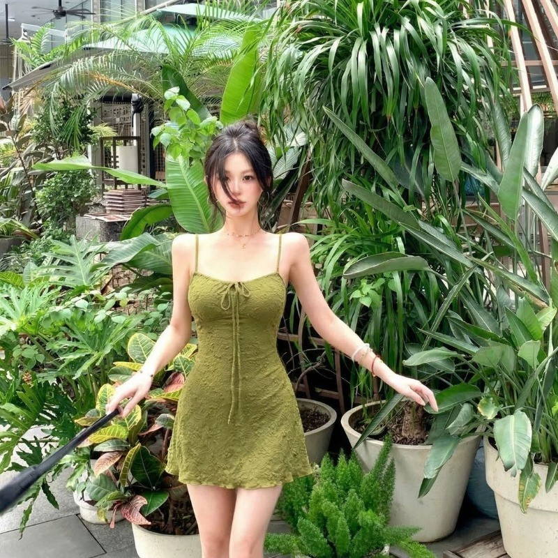 ชุดเดรสกระโปรงสั้นสไตล์วันหยุดย้อนยุคของผู้หญิงฤดูร้อนลูกไม้ใหม่กระโปรงสั้นกระชับสัดส่วน