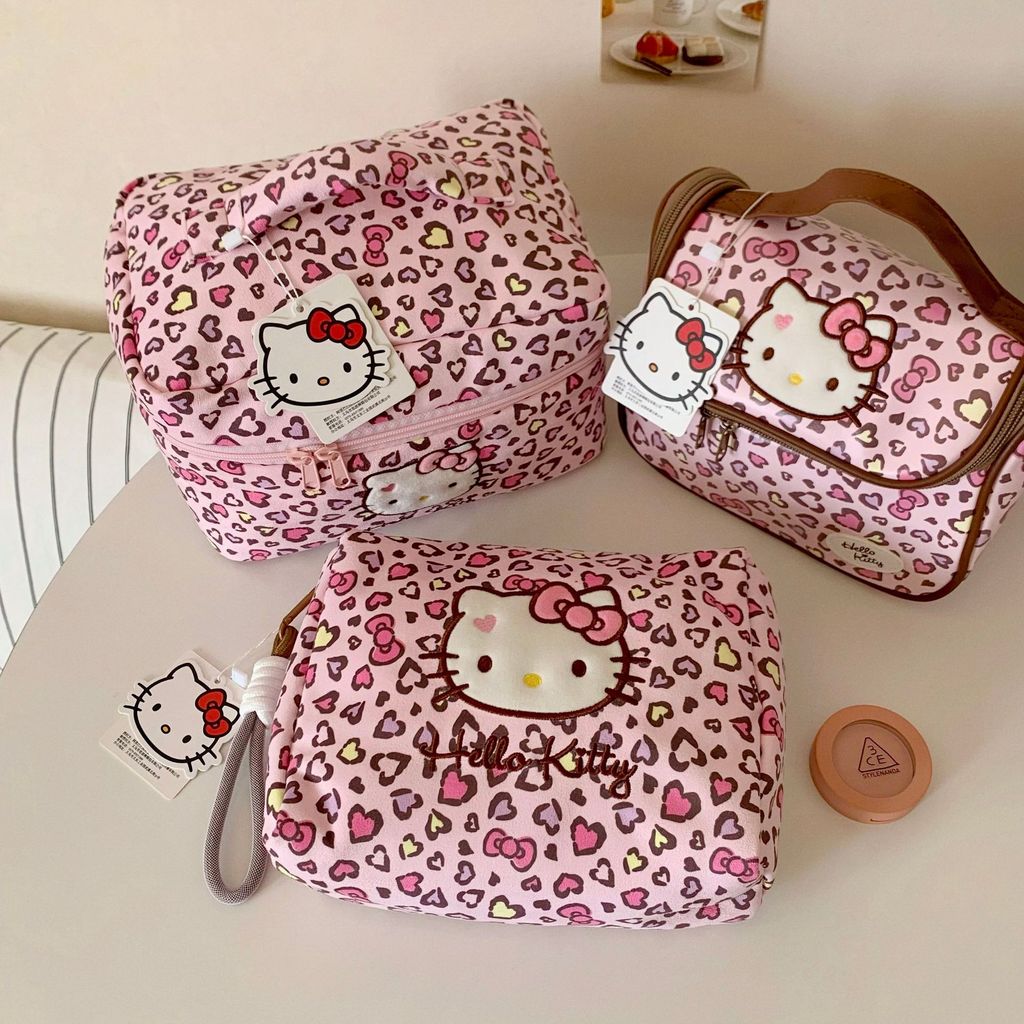 2026 ใหม่สไตล์เสือดาวพิมพ์ Hello Kitty กระเป๋าเครื่องสําอางสีชมพูสาวหัวใจความจุขนาดใหญ่กระเป๋าเก็บเครื่องสําอางถุงแป้ง