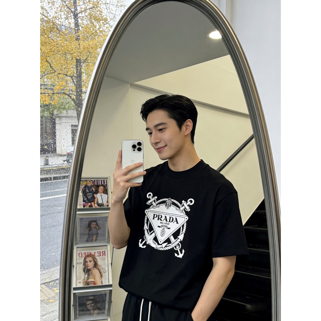 Prada/Prada 2026 คลาสสิกรอบคอแขนสั้นเสื้อยืดผู้ชายผู้หญิง Simple All-Match ทุกวันฤดูร้อน Niche อินเท
