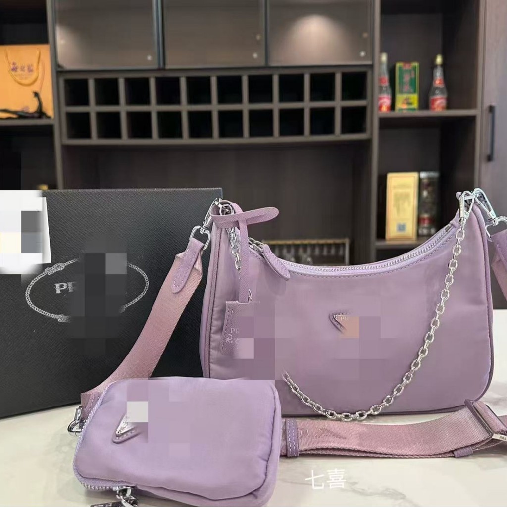 P Lada สไตล์ใหม่สามเหลี่ยมป้ายไนลอน Messenger กระเป๋ากระเป๋าสะพายข้าง Re-Nylon คุณภาพสูง 1BD671 พร้อ