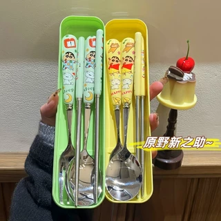 ชุดช้อนส้อมสแตนเลสพกพาสะดวก ลายชินจัง ดินสอสีน่ารัก 3 ชิ้น