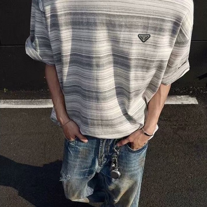 PRADA ฤดูร้อนแขนสั้นเสื้อยืดขนาดใหญ่คลาสสิกออกแบบแขน Raglan ทุกวันรอบคอ Slim-fit Street สไตล์ High-E