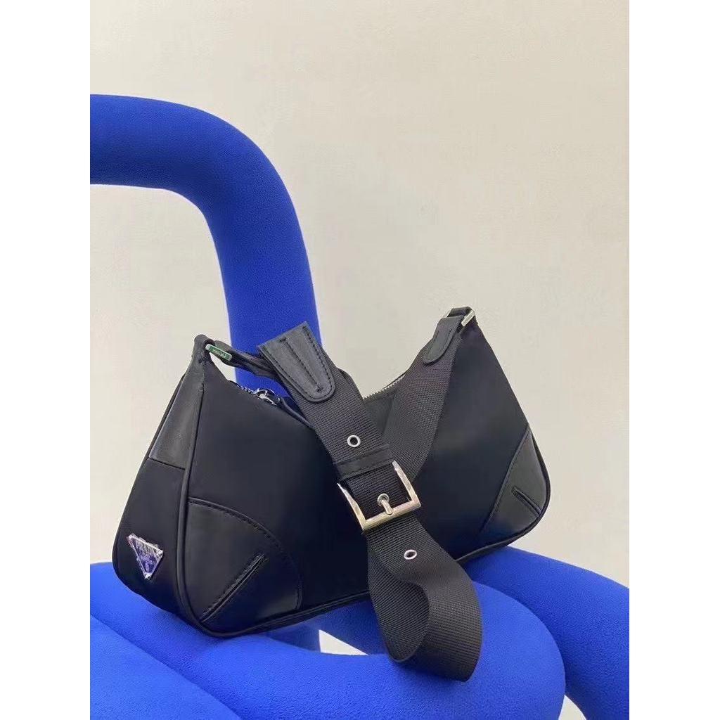 2026Prada กระเป๋า/Prada กระเป๋าสะพายผู้ชายผู้หญิงฟรีกระเป๋า Messenger กระเป๋าใต้วงแขนกระเป๋าขนาดใหญ่