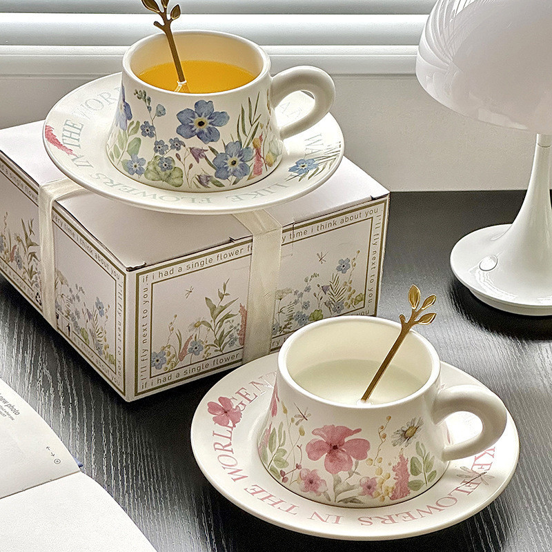 เครื่องลายครามชุดชานมไข่มุกแบบสไตล์ชนบทหรูหรา ช้อนกาแฟและจานชาม ของขวัญวันเกิดดั้งเดิม