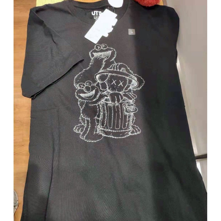 KAWS x Sesame Street Sketch พิมพ์ U-T เสื้อยืดผู้ชายและผู้หญิงสไตล์ Streetwear ผ้าฝ้ายพรีเมี่ยม 100%