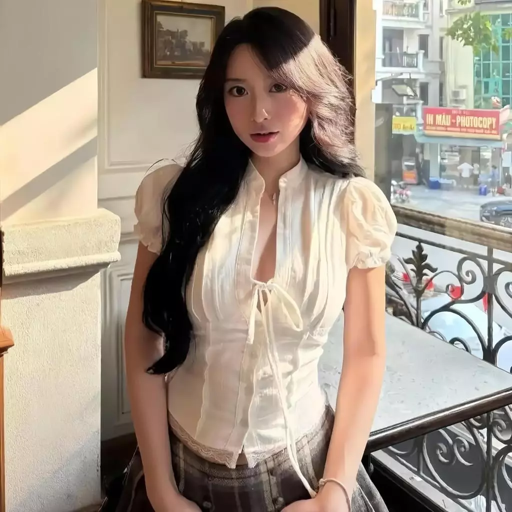 ผู้หญิงเสื้อเชิ้ตผ้าฝ้ายลินิน (ผ้าพรีเมี่ยม) คอปาด แขนพัฟ ผูกโบว์หน้าอก ยางยืดปรับได้ ฤดูร้อน สูงสุด