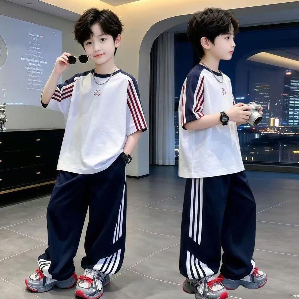 [สินค้าใหม่ 2026] ชุดกีฬาเด็กชายฤดูร้อน สไตล์เกาหลี เสื้อแขนสั้น+กางเกง สองชิ้น ขนาดกลาง-ใหญ่ เด็กแฟชั่น