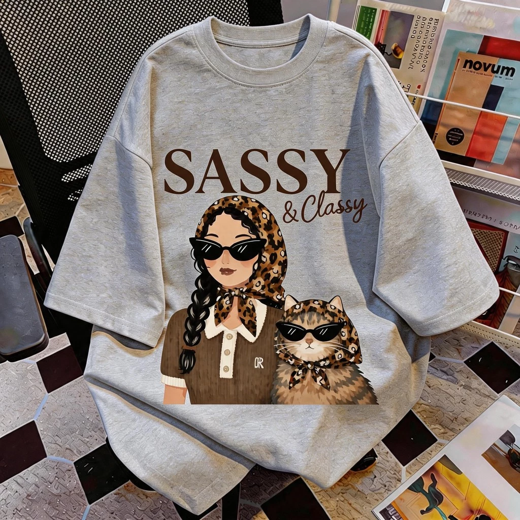 TEE·SHOP🍀เสื้อยืด oversize เสื้อเท่ๆ เกาหลี " ‘Sassy & Classy’ Girl & Cat " ไม่หดตัว พิมพ์ลาย ผ้านิ่มใส่สบาย COD 📦