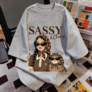 TEE·SHOP🍀เสื้อยืด oversize เสื้อเท่ๆ เกาหลี " ‘Sassy & Classy’ Girl & Cat " ไม่หดตัว พิมพ์ลาย ผ้านิ่มใส่สบาย COD 📦