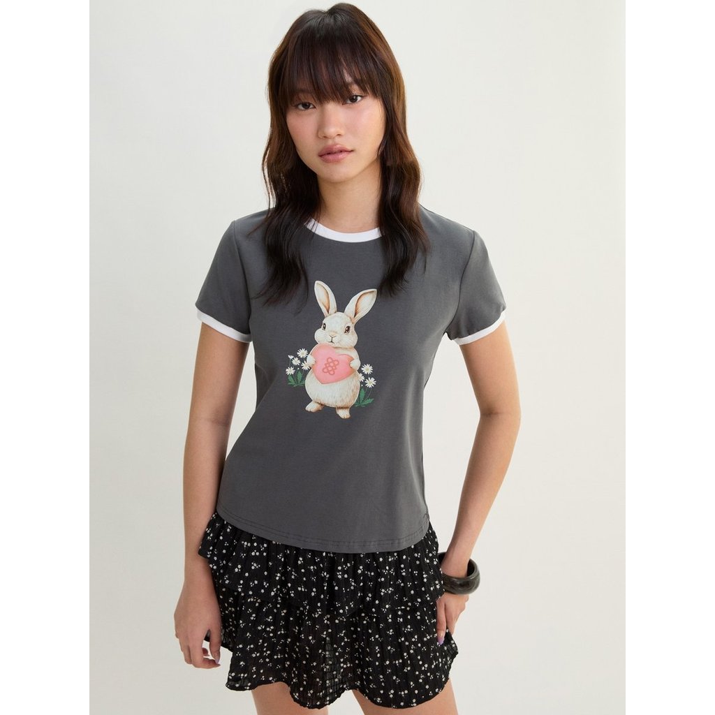 [Pomelo] เสื้อยืดแขนสั้นลายกระต่ายตัดขอบสีตัดกัน / Bunny Graphic Contrast Trim Tee