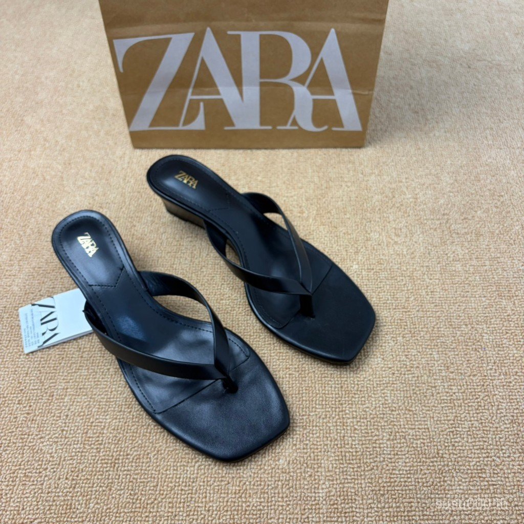 ZARA สไตล์ใหม่ Flip-Toe รองเท้าแตะชายหาดรองเท้าแตะผู้หญิง 2026 ฤดูร้อนสไตล์ใหม่ Classy Wedge สวมใส่ด้านนอกกลางส้น All-Match Flip @