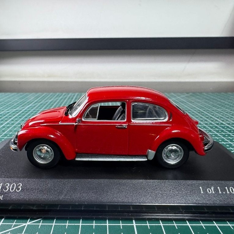 มินิCHAMPS 1/43 Volkswagen VW 1303 Beetle, Senegalrot Red, พร้อมกล่องเดิม, เกือบใหม่เอี่ยม, จํากัดรถ