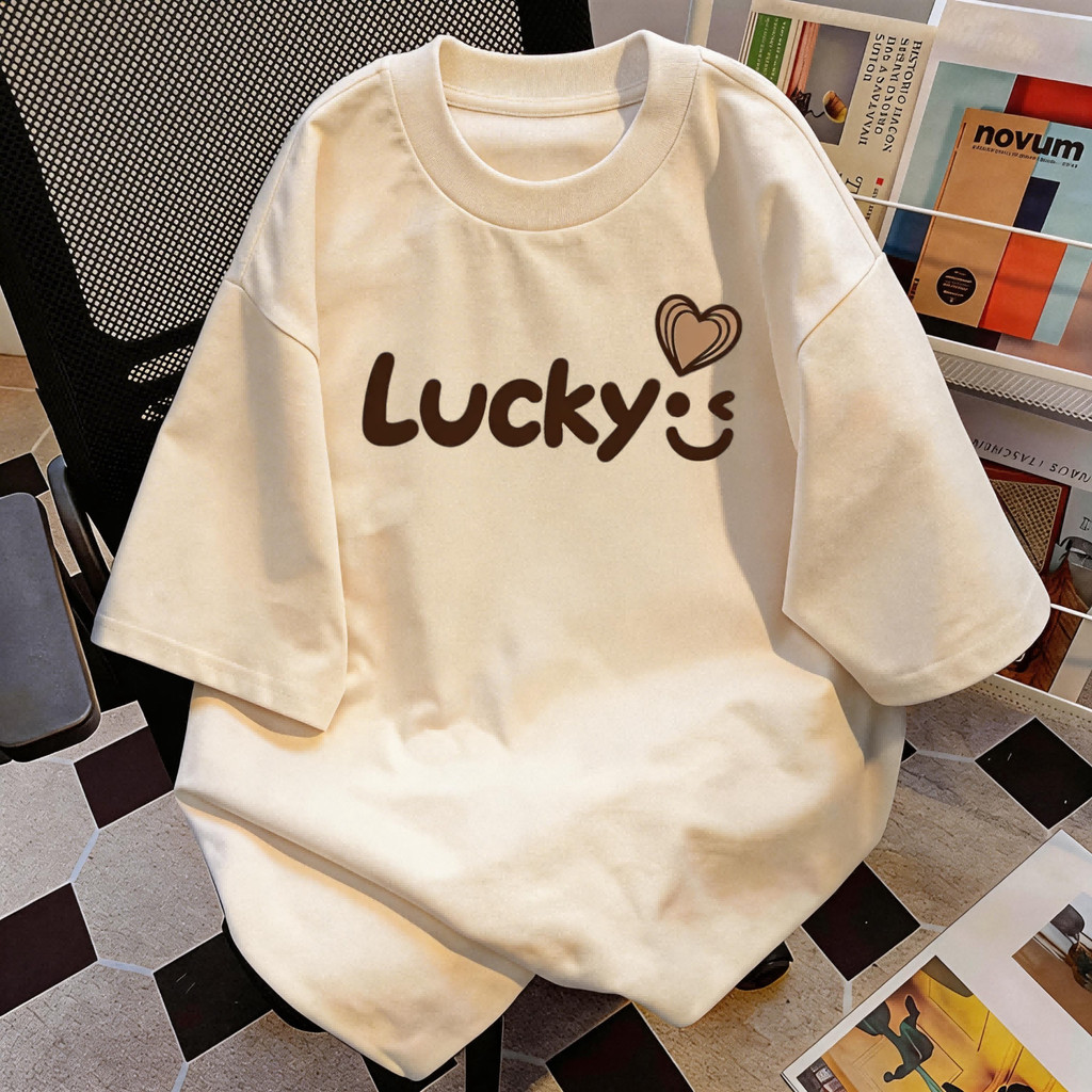 TEE·SHOP🍀 เสื้อยืด Oversize ' Lucky Smile ' สไตล์เกาหลี เท่ห์มาก ใส่ได้ทั้งชายหญิง ผ้านุ่มสบายตัวทั้งวัน รองรับ COD