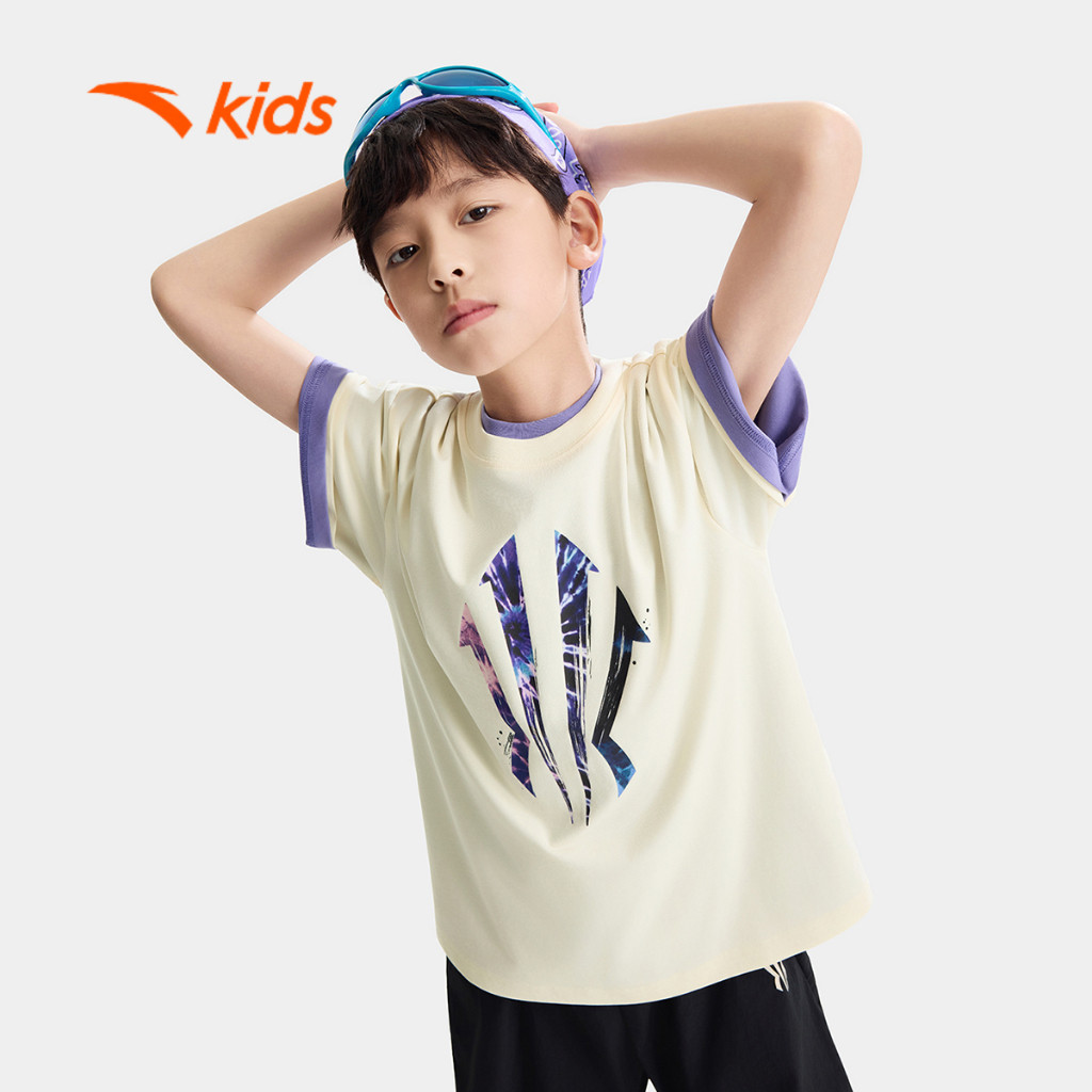 Anta Kids Kyrie Irving KAI เสื้อยืดบาสเก็ตบอลสําหรับเด็กผู้ชาย 3526B1177