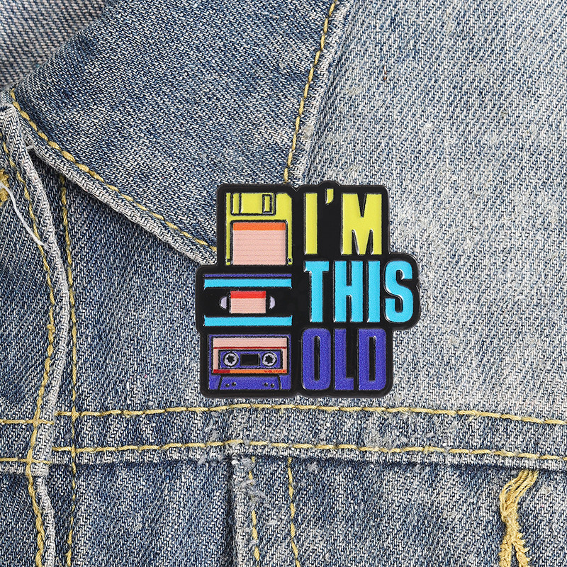 IM THIS OLD 80s Retro เพลงเทป UV เข็มกลัดแฟชั่นเสื้อผ้าอุปกรณ์เสริมกระเป๋าเป้สะพายหลัง Badge เครื่องประดับของขวัญ