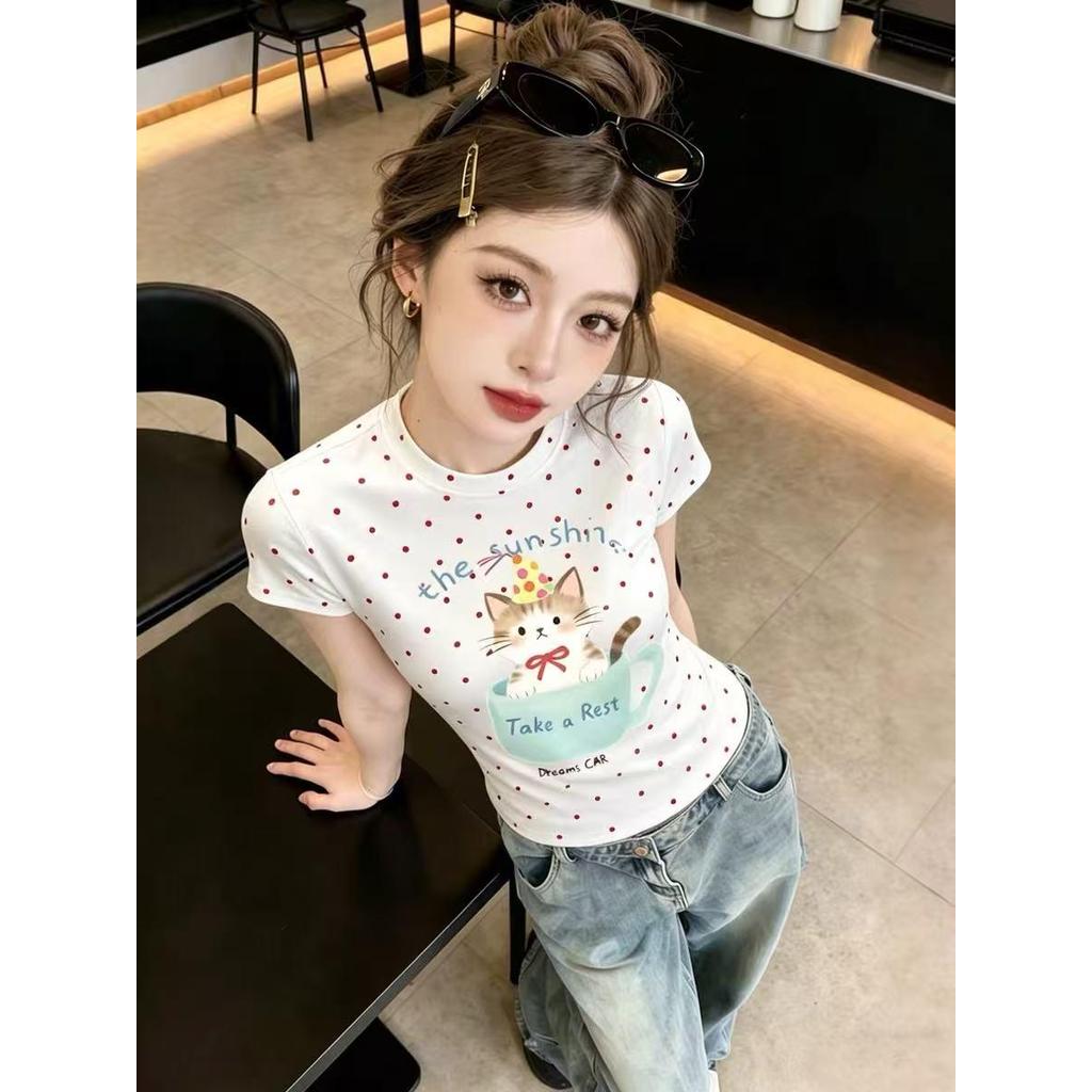 【จัดส่งตลอด 24 ชั่วโมง】เสื้อยืดแขนสั้น คอกลม สีขาว กระชับหุ่น สไตล์สาวแซ่บ ฤดูร้อน ดีไซน์เก๋ แฟชั่นสุดชิคเสื้อผ้าสาวสไตล