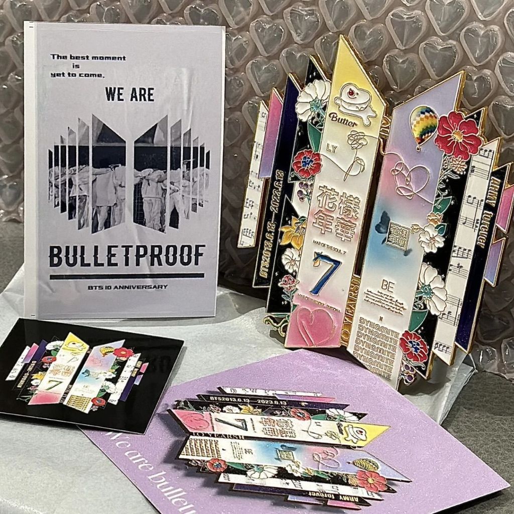 BTS BTS 10th Anniversary ป้ายโลหะอุปกรณ์ต่อพ่วงของขวัญของสะสมของที่ระลึกมูลค่าสูงสําหรับแฟน