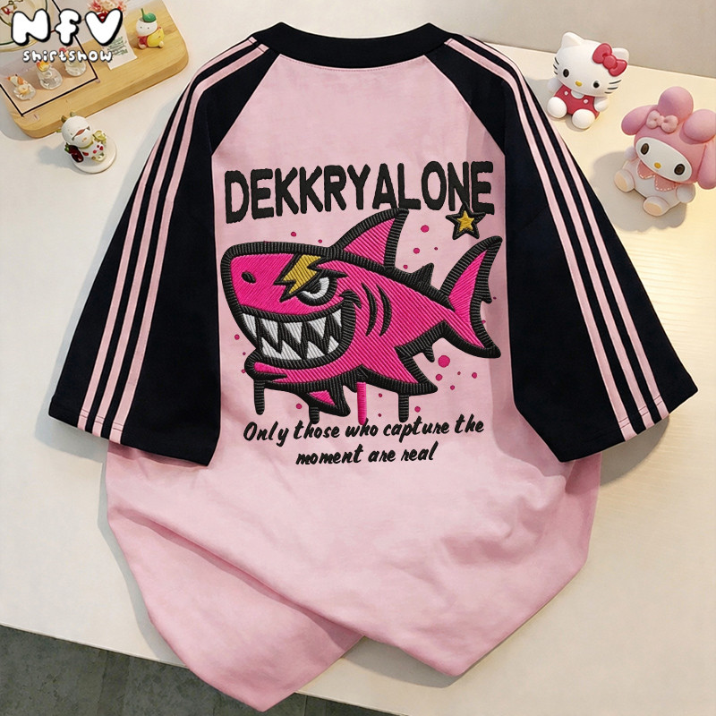 【จัดส่งตลอด 24 ชั่วโมง】NFV แฟชั่นเกาหลี💕เสื้อยืดแขนสั้นคอกลม Oversized ทรงหลวม ลายพิมพ์แมวน่ารัก ผ้าฝ้าย YG1438