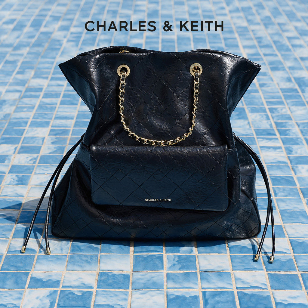 CHARLES & KEITH CK2-30782756 กระเป๋าเป้ Duo Quilted Drawstring Two-Way หนัง PU สีดำ/ครีม
