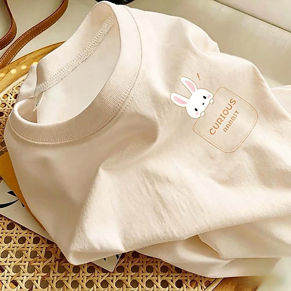 🌷ChillTee🌷เสื้อผ้าผู้หญิงแฟชั่นน่ารัก "CURIOUS Rabbit"ผ้าCOTTONโคตรนุ่ม เกาหลีมินิมอลOVERSIZEเสื้อยืดคอกลม【COD】