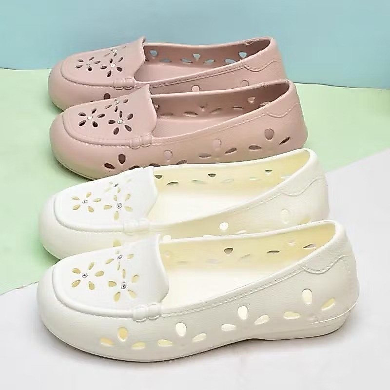 รองเท้าคัชชูผู้หญิงดีไซน์น่ารัก มาในทรงสวมง่ายแบบ Slip On ตัวรองเท้าเป็นลายดอกไม้ ไซส์36-41 พร้อมส่งจาก กทม.