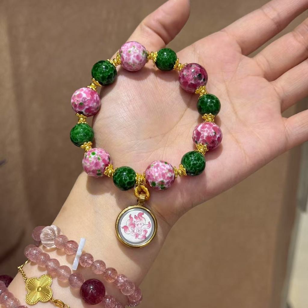 [สินค้าใหม่พร้อมสต็อก] แฟชั่นย้อนยุคลูกปัดแก้วโบราณหนังงูสีเขียวมรกตสร้อยข้อมือลูกปัดสีเขียวโบราณทังกาสร้อยข้อมือที่มีสีสันเครื่องประดับท20260604