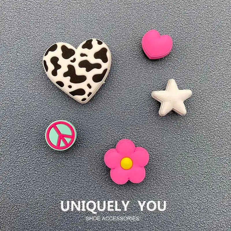 Charms หัวใจสีชมพู DIY อุปกรณ์เสริมหัวเข็มขัดรองเท้า Holey