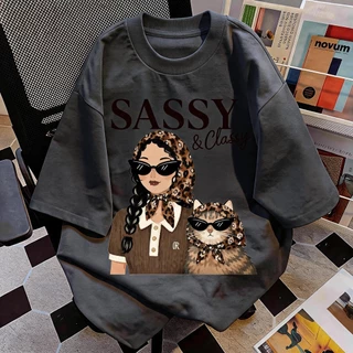 TEE·SHOP🍀เสื้อยืด oversize เสื้อเท่ๆ เกาหลี " ‘Sassy & Classy’ Girl & Cat " ไม่หดตัว พิมพ์ลาย ผ้านิ่มใส่สบาย COD 📦