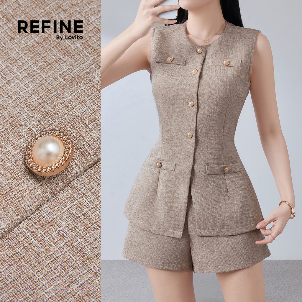(Refine by Lovito) เสื้อหรือกางเกงผู้หญิงสไตล์ชาแนลสุดคลาสสิก เสื้อเบลาส์ทรงหลวมฤดูร้อน/ฤดูร้อน สีคาเมลอ่อน ดีไซน์กระดุมและกระเป๋าปลอม LR35E084